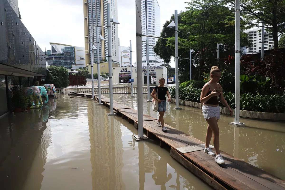 Meerwasser flutet Bangkoks Küstenbezirk