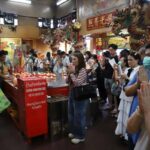 Neujahrsrituale vereinen Thais und Touristen