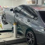 Phuket: Luxus-BMW steckt halb im Shop