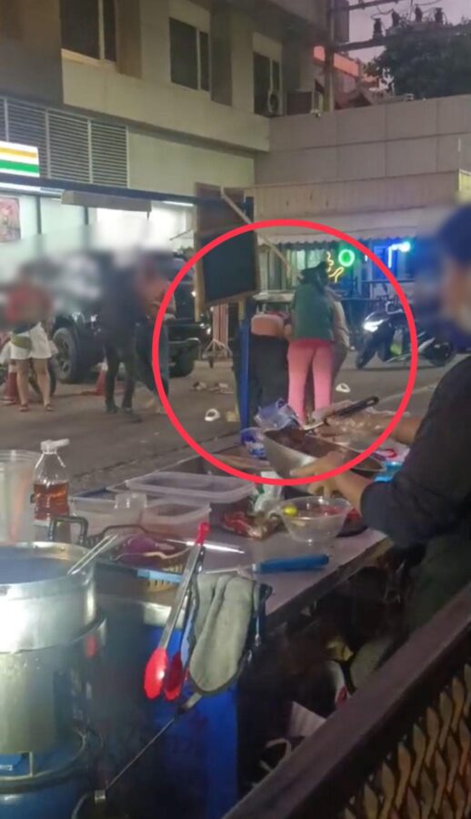 Straßenschlägerei vor Polizeistation