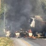 Tanklastwagen kracht in Papiertruck