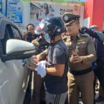 Ausländische Männer stehlen Geld aus SUV