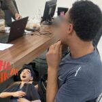 Betrunkene Touristen springen auf fahrendes Auto (Video)