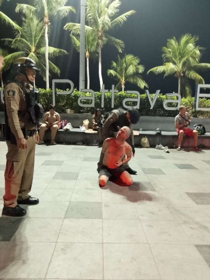 Betrunkener Tourist rastet in Jomtien aus
