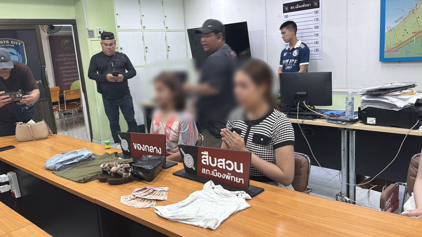 Pattaya Polizei mit Verdächtigen