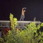 Mann klettert aufs Dach und sucht Alien-Signale