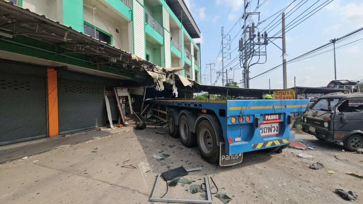 Pattaya: Lkw rast in Gebäude