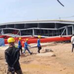 Rettungskräfte prüfen Schäden nach Gebäudekollaps