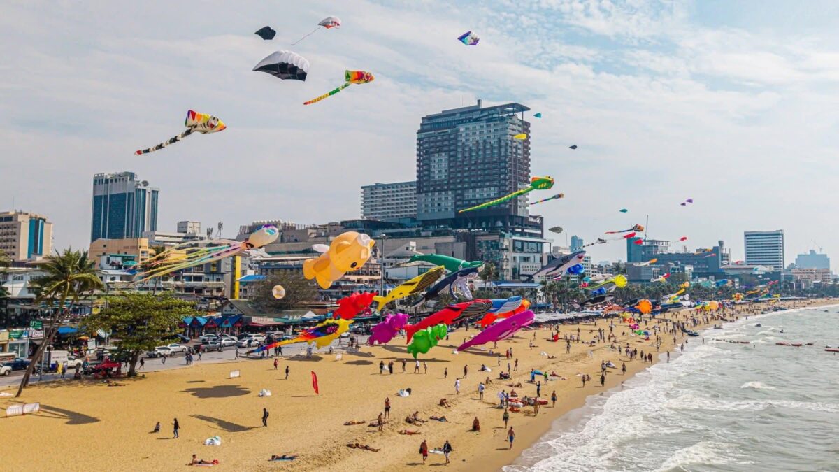 Riesige Drachen erobern den Strand