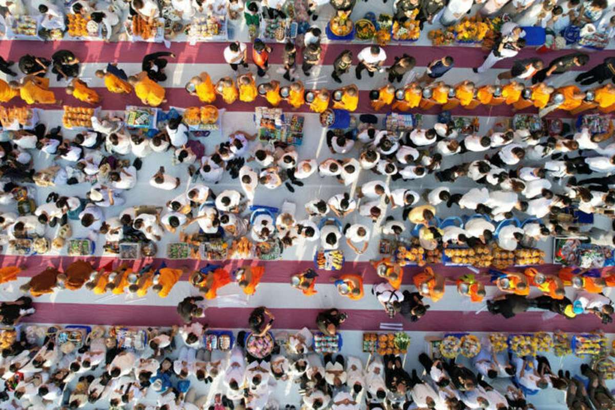 10.000 Mönche: Mega-Almosengabe in Korat