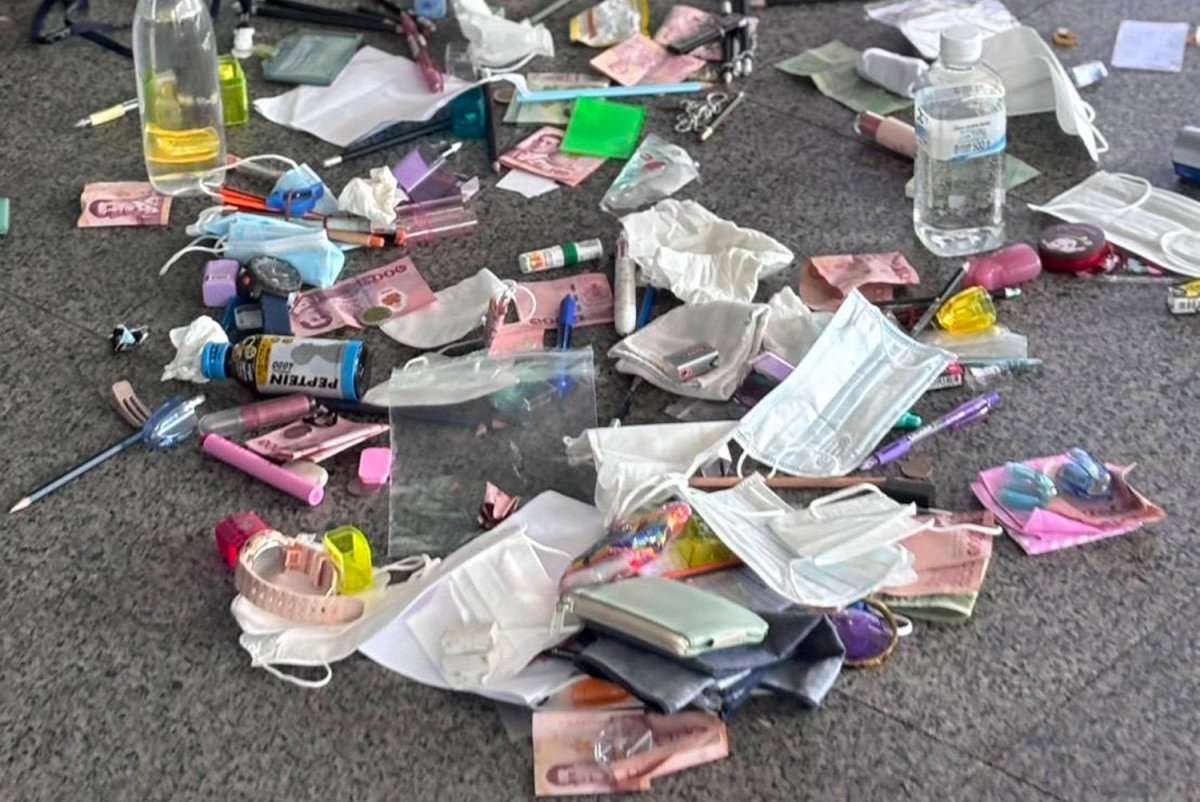 Bangkok: Schüler müssen Geld in Müll werfen