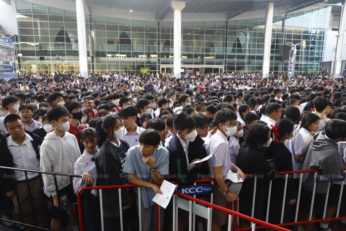 Bangkok: Schüler müssen Geld in Müll werfen