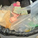 Bangkok: Schüler müssen Geld in Müll werfen