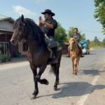 Kein Sprit: Mann reitet mit Kanister durchs Dorf