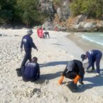 Ölreste auf Phuket-Inseln - Beamte sammeln Teerbälle