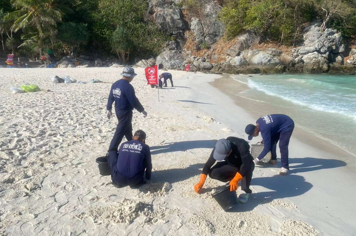 Ölreste auf Phuket-Inseln – Beamte sammeln Teerbälle