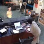 Überwachung entlarvt: Tourist greift in Hotelkasse