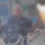 Ausländer zeigt Polizisten den Mittelfinger