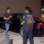 BMW rast in Pattaya in Werbetafel – Fahrer flieht