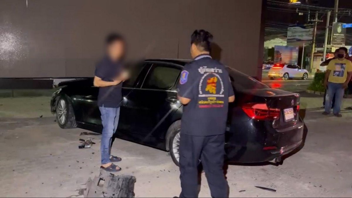 BMW rast in Pattaya in Werbetafel – Fahrer flieht