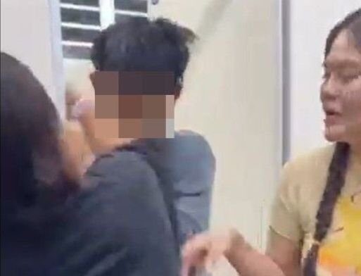 Frau stellt heimlichen Filmer in Toilette