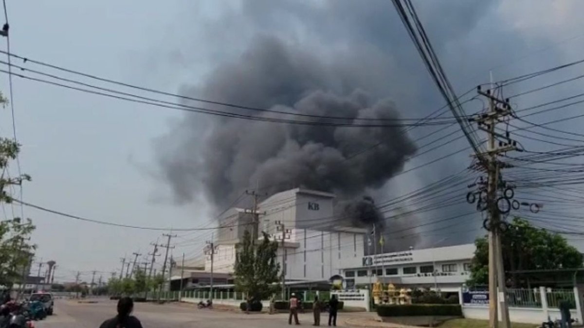Großbrand in Fabrik: 100 Arbeiter fliehen in Ayutthaya