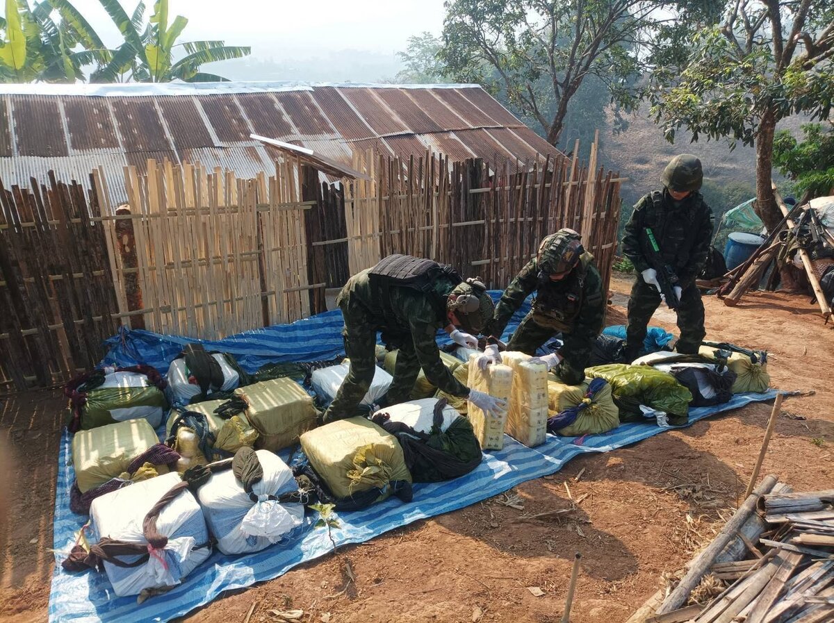 Schmuggler fliehen: Millionen Drogenpillen beschlagnahmt