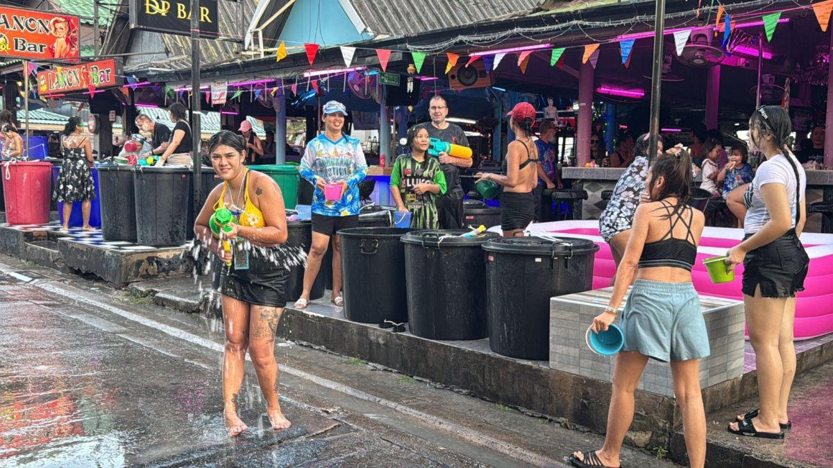 Songkran startet in Pattaya mit Wasserkrieg am Strand